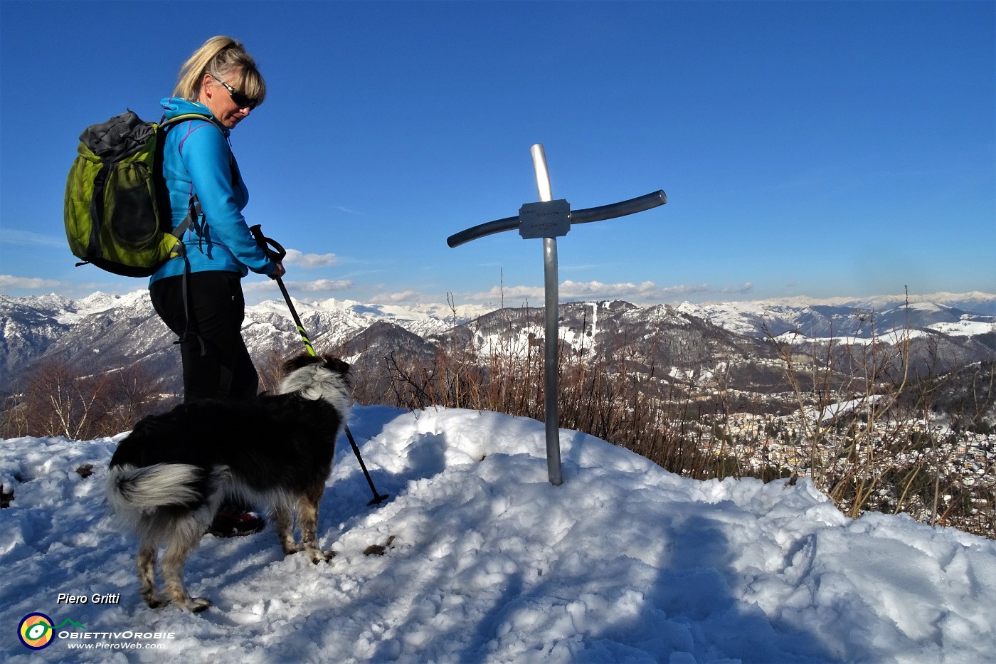 70 Alla piccola croce della  cima innevata del  Monte Podona (1228 m) .JPG